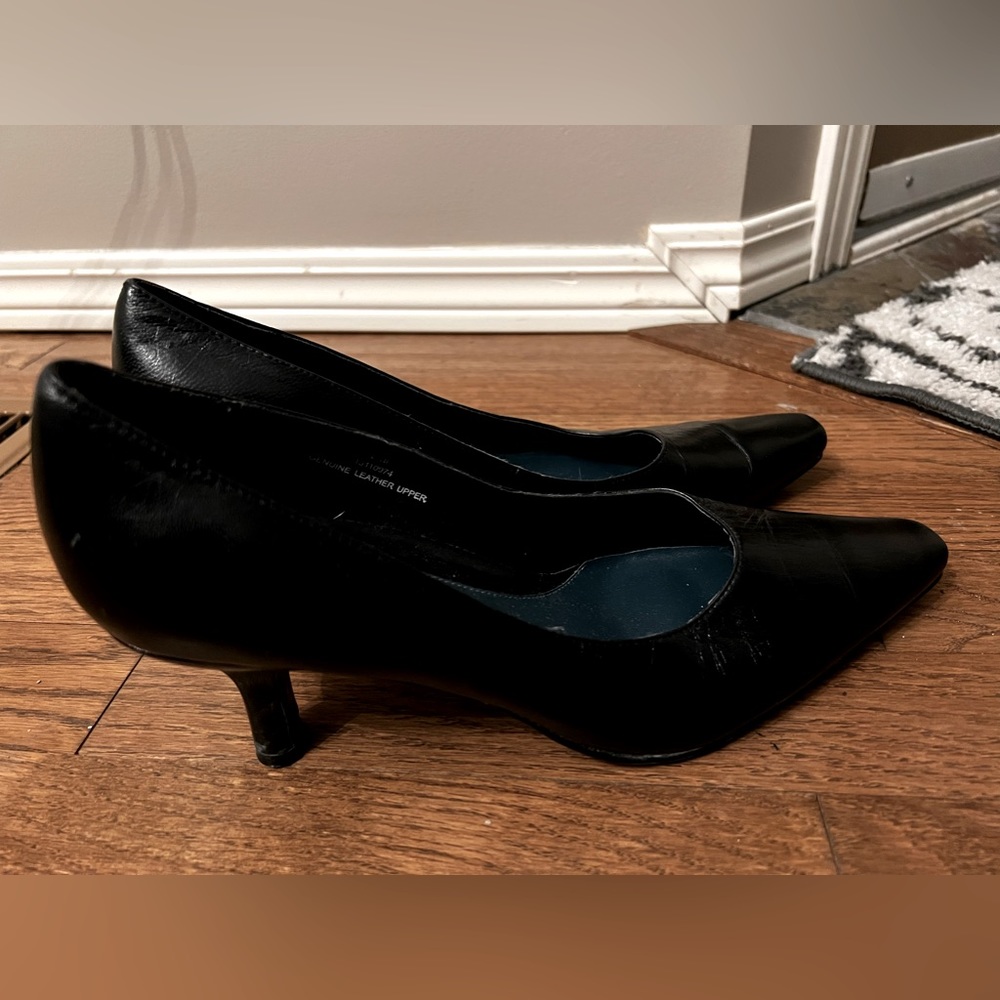8 1/2 leather pump with shorter heel by Pierre Michelle